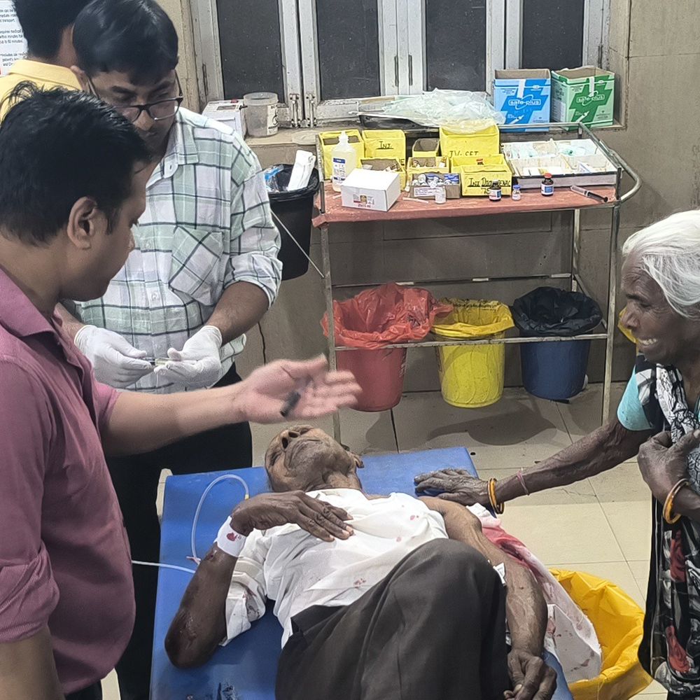 मैनपुरी में दीवानी से लौट रहे मुंशी पर हमला:कार सवार अज्ञात बदमाशों ने डंडे से पीटकर किया गंभीर घायल, हाथ फ्रैक्चर