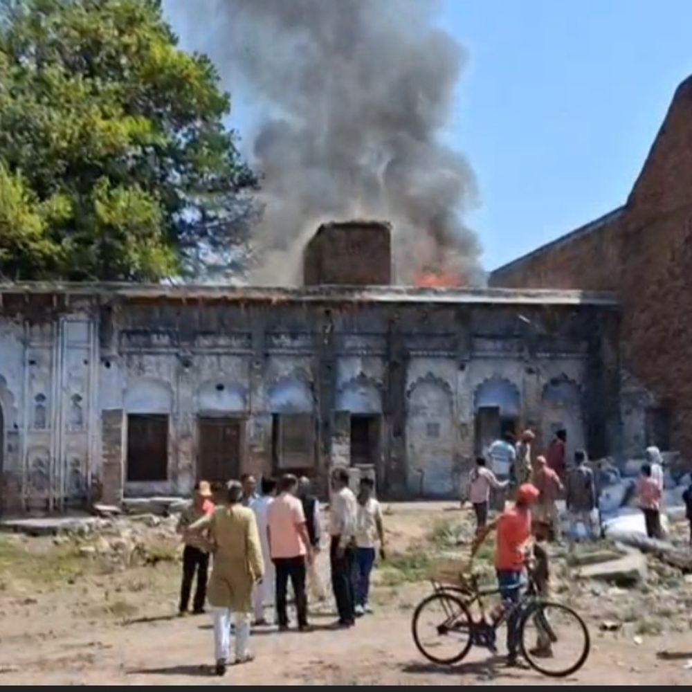 जालौन में कालपी के कागज गोदाम में लगी भीषण आग:लाखों का सामान जलकर राख, छत भी क्षतिग्रस्त