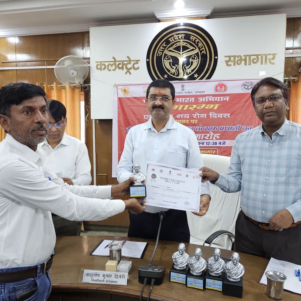 विश्व टीबी दिवस पर फर्रुखाबाद में कार्यक्रम:निश्चय वाहन रवाना, टीबी मुक्त ग्राम प्रधान सम्मानित