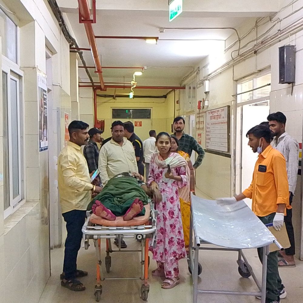 उन्नाव में बाइक से गिरने पर महिला की मौत:सड़क पर गिरने के बाद गंभीर चोटें आईं, अस्पताल में चिकित्सकों ने मृत घोषित किया