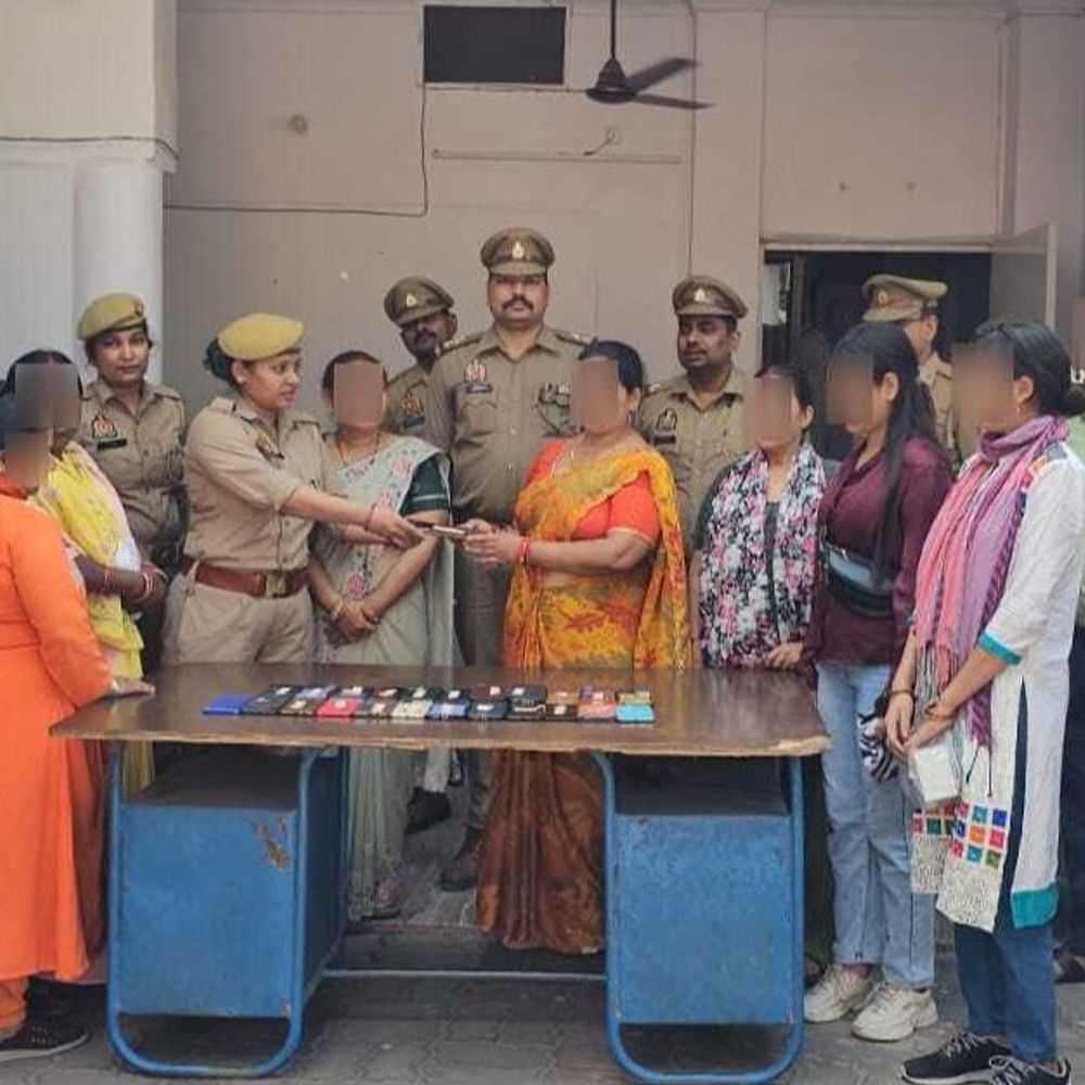 लखनऊ पुलिस ने 5 लाख के खोए फोन वापस किए:23 लोगों को दिए गए उनके मोबाइल; मिशन शक्ति अभियान के तहत चला अभियान