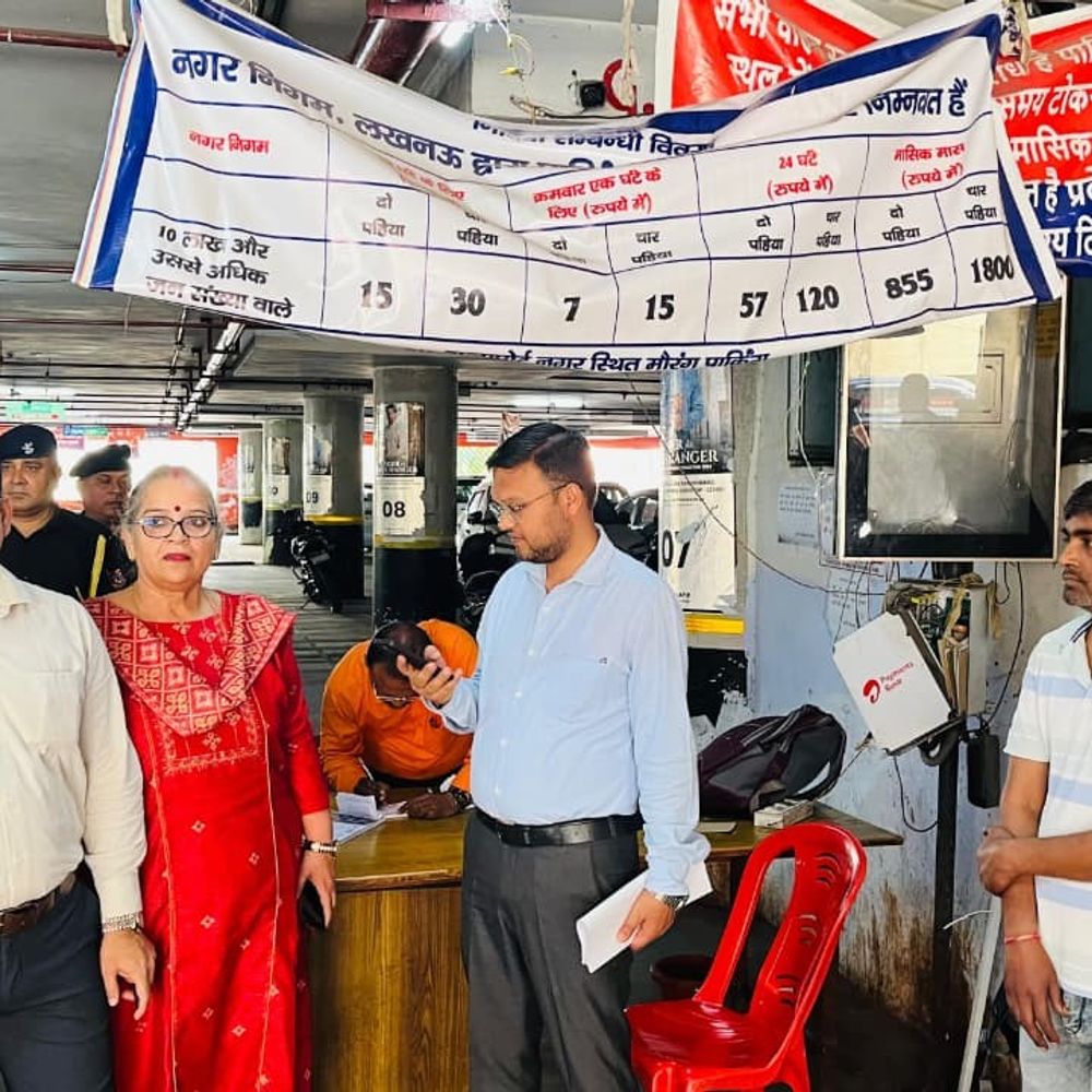 लखनऊ में मल्टीलेवल पार्किंग पहुंची मेयर:अव्यवस्थाओं पर लगाई फटकार, अवैध तरीके से चल रही थी कार बाजार