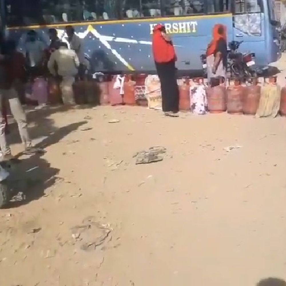 बुद्धेश्वर में गैस सिलेंडर को लेकर हाहाकार:घंटों लाइन में खड़े रहे लोग, कई बिना सिलेंडर खाली हाथ लौटे