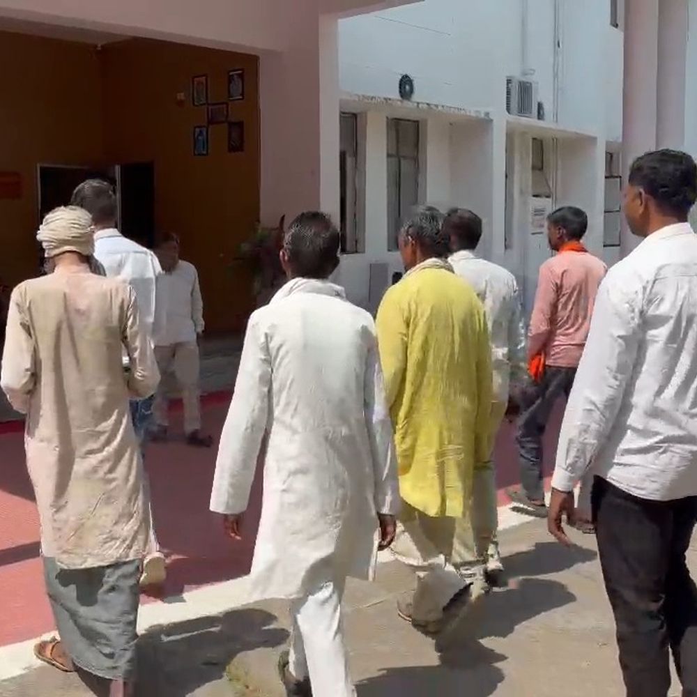 महोबा में बुनियादी सुविधाओं के लिए ग्रामीणों की मांग:नाला-सड़क के लिए ग्रामीणों की डीएम से गुहार, मरीज और गर्भवती महिलाएं परेशान