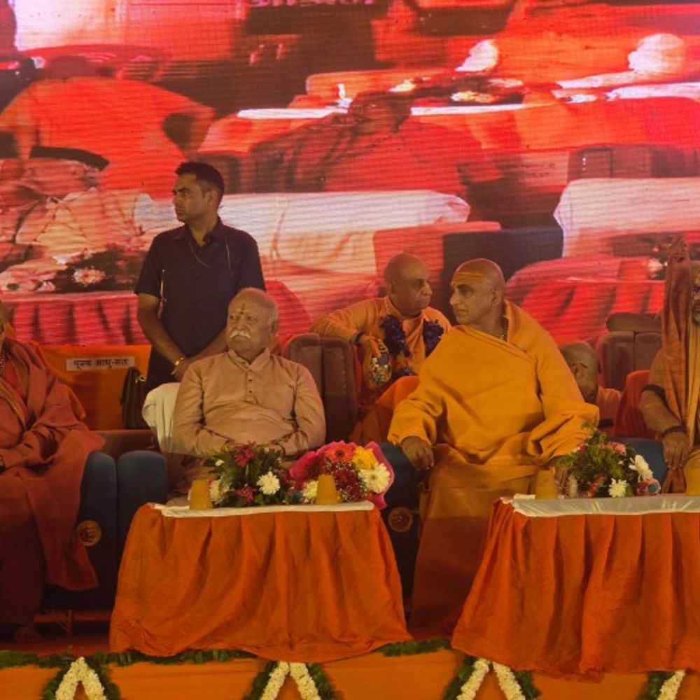 वृंदावन पहुंचे RSS चीफ, जीवनदीप आश्रम का किया लोकार्पण:संतों के चरण छू कर लिया आशीर्वाद, 24 कमरों का बना 5वां आश्रम