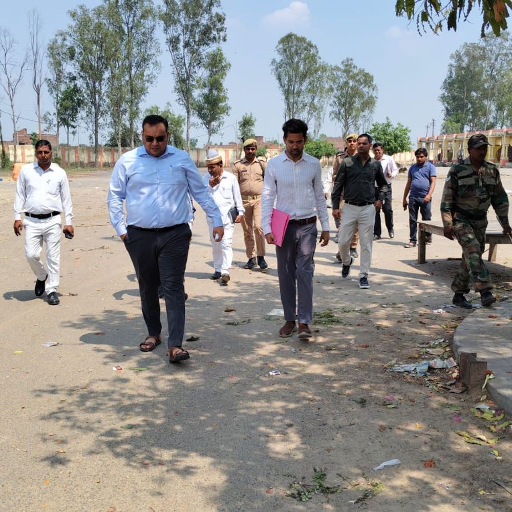 कासगंज में जिलाधिकारी ने मंडी का औचक निरीक्षण:किसानों की सुविधा के लिए पेड़ लगाने के निर्देश