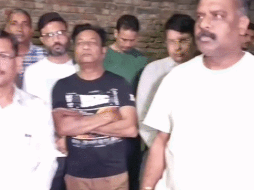 करनाल में देर रात दिवार तोड़ने पहुंचा निगम प्रशासन:  लोगों ने किया जमकर हंगामा,विभाग पर बिल्डर को फायदा पहुंचाने का लगाया आरोप – Karnal News