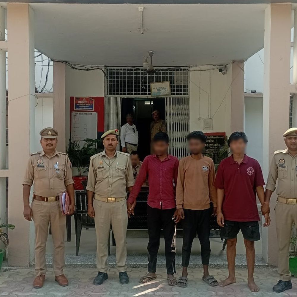 भदोही पुलिस ने तीन मोबाइल लुटेरों को पकड़ा:बाइक सवार बदमाश करते थे वारदात, छीनकर हो जाते थे रफूचक्कर