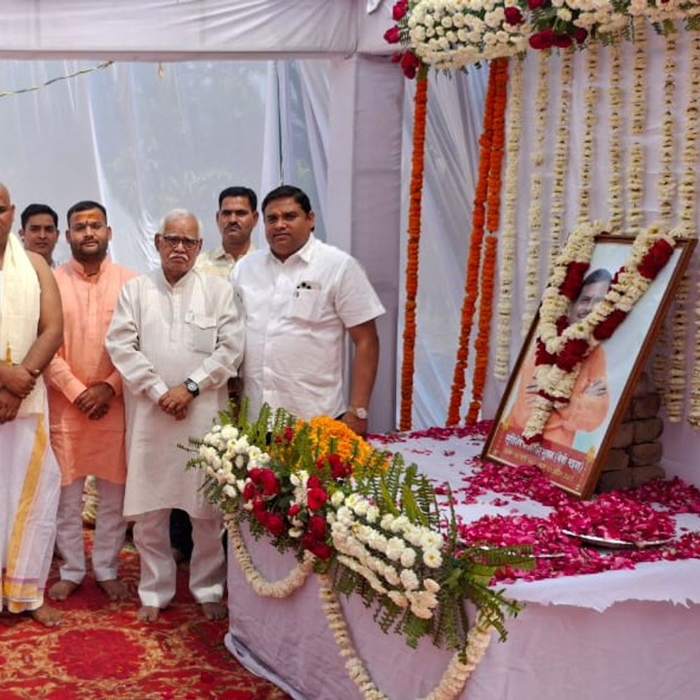 सुल्तानपुर में समाजसेवी चंद्रशेखर शुक्ल की पुण्यतिथि:रेवारी गांव में दूसरे दिन भी लोगों ने दी श्रद्धांजलि