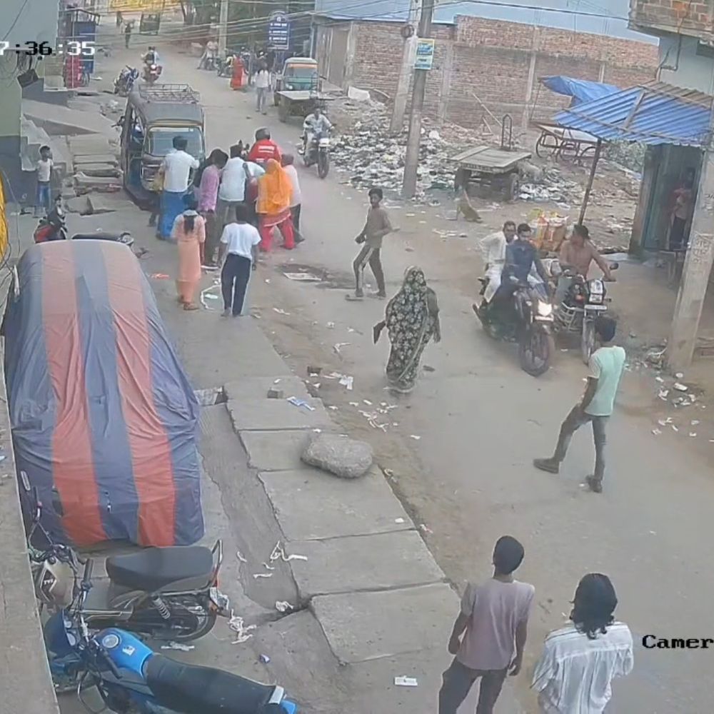 जमीन विवाद में 2 पक्षों में मारपीट, 7 घायल:जमुई में 3 गाड़ी क्षतिग्रस्त, लाठी-डंडों का इस्तेमाल; जमकर पत्थरबाजी