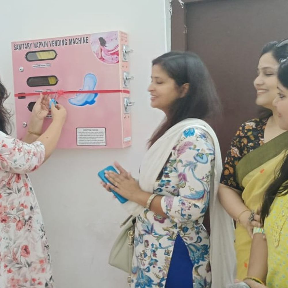 प्रयागराज मंडल कार्यालय में सैनेटरी पैड वेंडिंग मशीन शुरू:महिला कर्मचारियों को कार्यस्थल पर मिलेगी आपातकालीन सुविधा