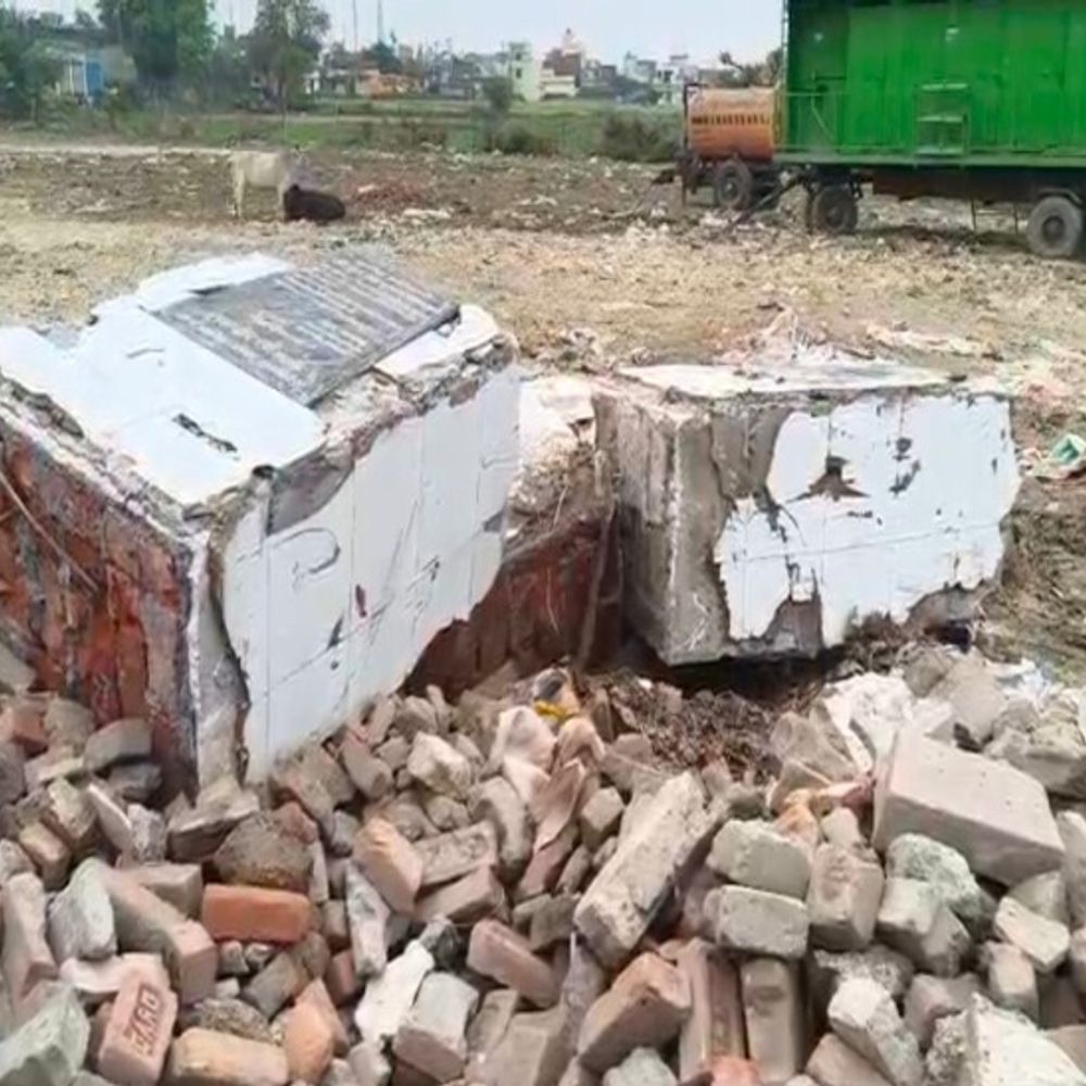 शाहजहांपुर में शहीदों की प्रतिमाएं हटाने पर बवाल:फर्म के खिलाफ FIR के आदेश, डीएम बोले-AE, JE, XEN पर विभागीय कार्रवाई होगी