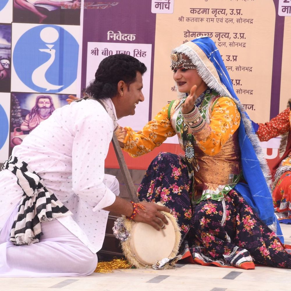 सोनभद्र में जनजातीय उत्सव के दूसरे दिन आल्हा गायन:लोक नृत्यों से सजा मंच, दर्शकों ने प्रस्तुति का आनंद लिया