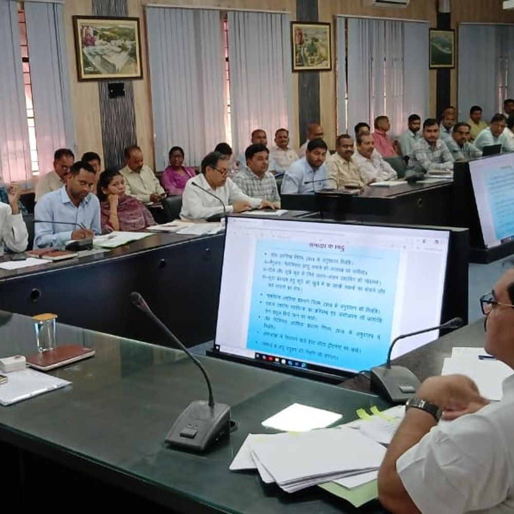 डीएम ने आधार अनुश्रवण समिति की बैठक में दिए निर्देश:बेसिक शिक्षा, स्वास्थ्य विभाग समन्वय से करें कार्य, सूचना बोर्ड लगाएं