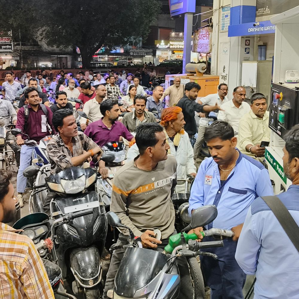 MP के कई शहरों में पेट्रोल पंपों पर भीड़:अफवाह से मची अफरा-तफरी, टंकियां फुल कराने दौड़े लोग, कई जगह पेट्रोल खत्म