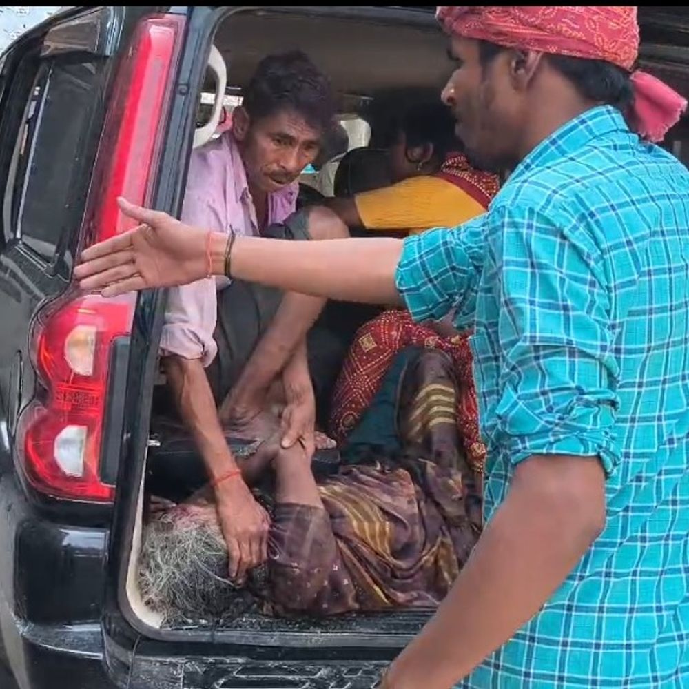 एटा में बेकाबू कार ने 7 लोगों को रौंदा:पुलिस पीछा कर रही थी, पुलिस वाहन को भी टक्कर मारकर खाई में गिराया