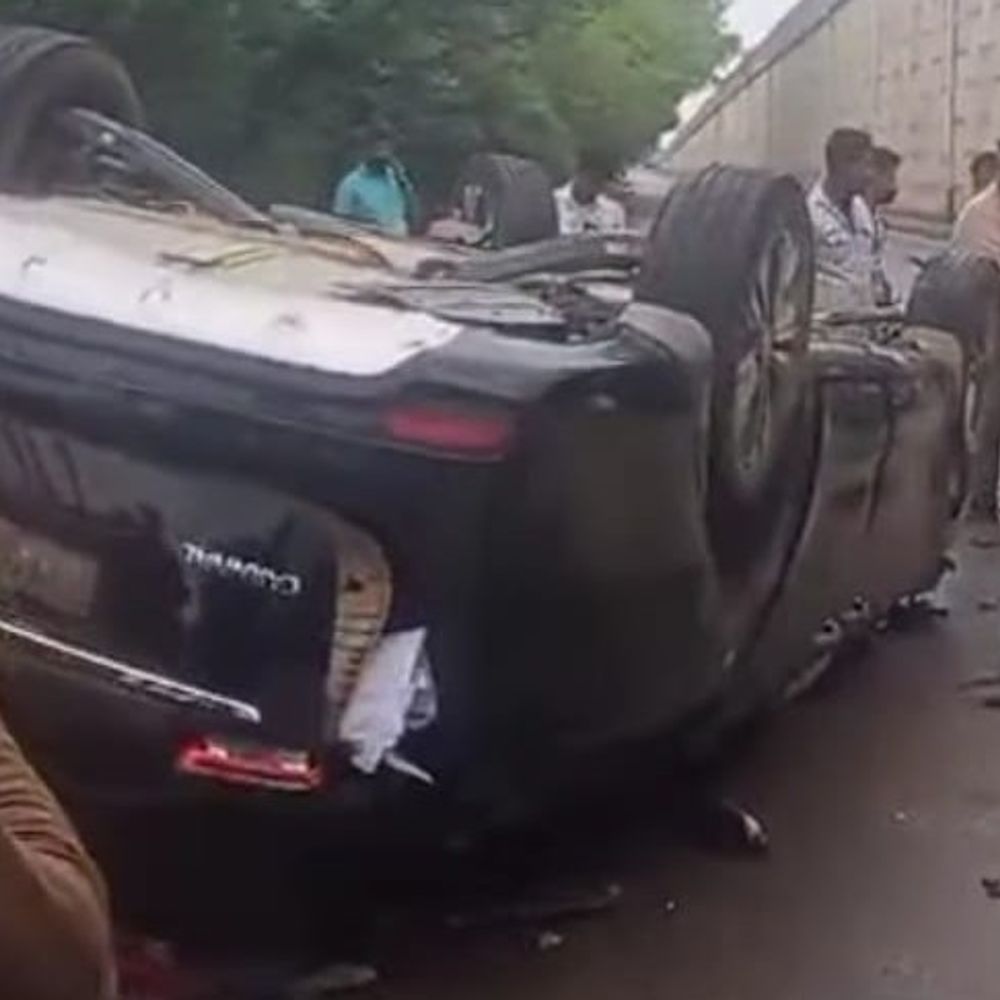 रोहतक में फ्लाईओवर से गिरी भादरा के व्यापारी की कार:  दिल्ली एयरपोर्ट जाते समय महम बाइपास पर हादसा; जान बची – meham News