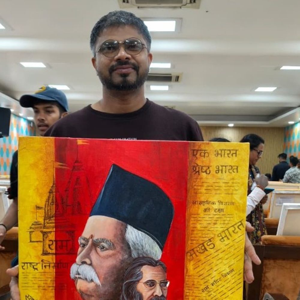 आगरा के हिमांशु की पेंटिंग को मिला राष्ट्रीय सम्मान:RSS शताब्दी कार्यशाला में कलाकारों ने सौ साल की यात्रा चित्रों में उकेरी