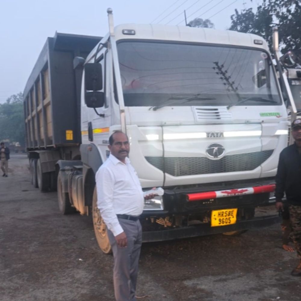 रामपुर में अवैध खनन पर प्रशासन की कार्रवाई:दो डंपर सीज, ओवरलोडिंग पर 2.30 लाख रुपये का जुर्माना, अभियान जारी रहेगा