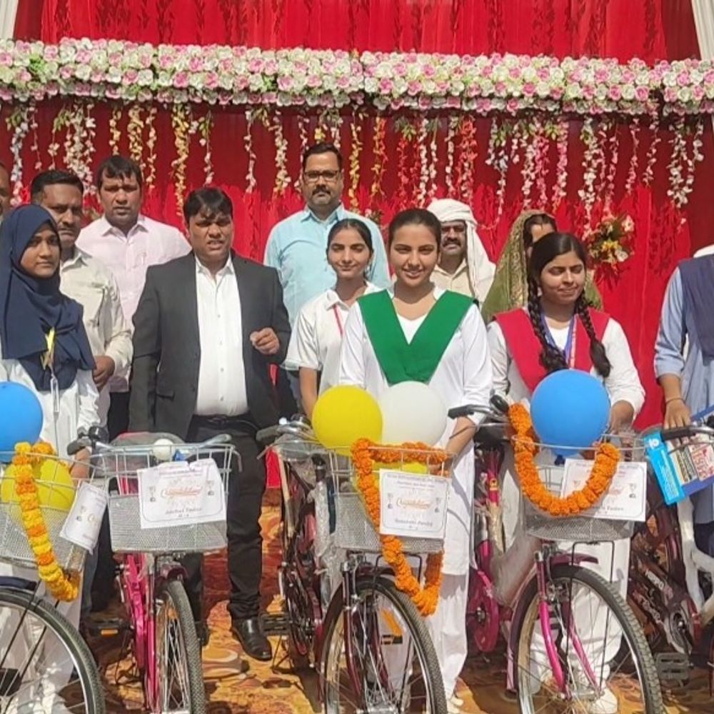 संतकबीरनगर में मेधावी छात्रों को मिली साइकिल:मेधावी छात्रों का उत्साह बढ़ाने के उद्देश्य से सम्मान समारोह का आयोजन