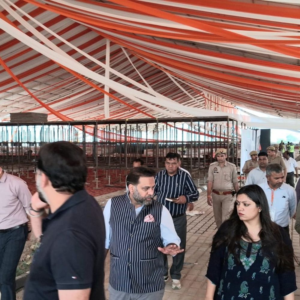 जिलाधिकारी ने लोकार्पण कार्यक्रम को लेकर किया निरीक्षण:जेवर एयरपोर्ट पर व्यवस्थाओं का लिया जायजा, अधिकारियों को दिए निर्देश