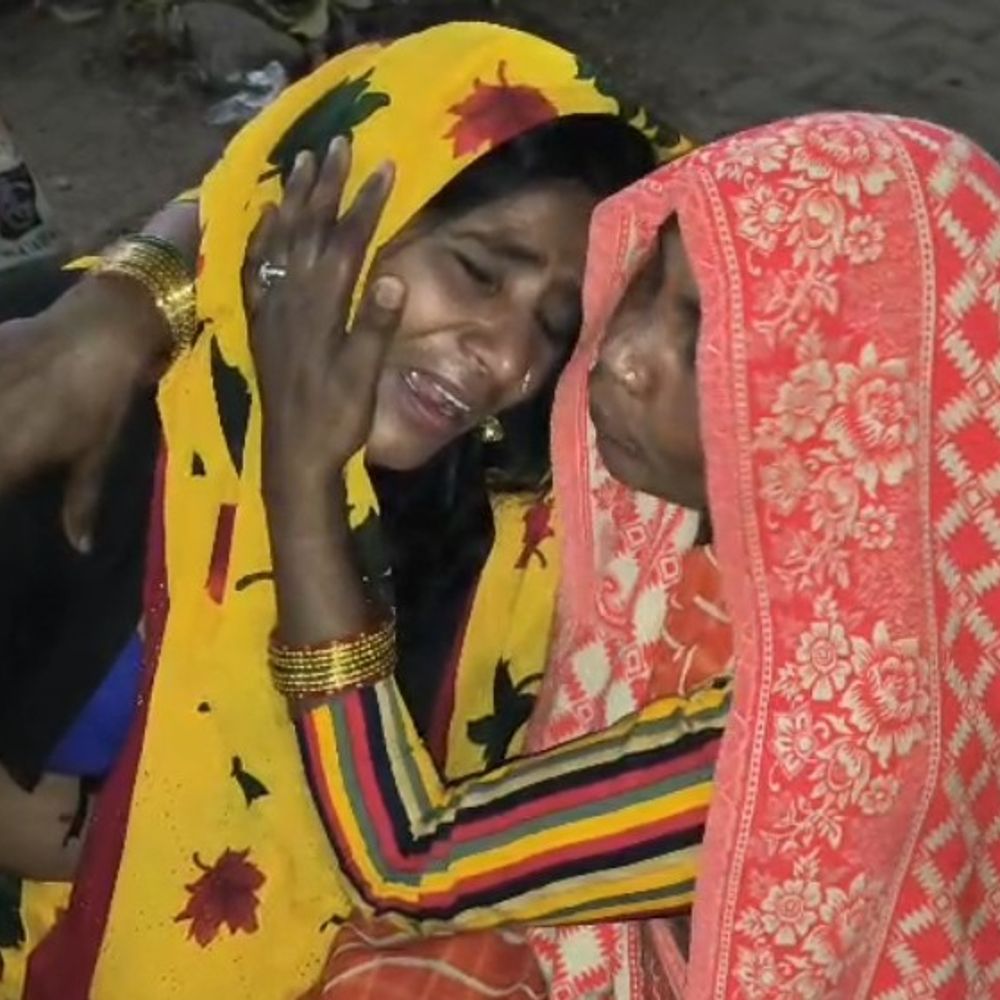 एटा में डंपर ने अपाचे सवार दो दोस्तों को रौंदा:रॉन्ग साइड से ओवरटेक करने के चक्कर में हुआ हादसा, दोनों की मौत