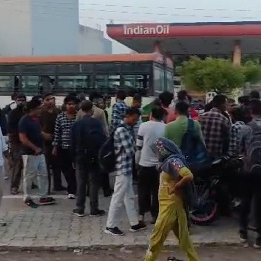 सिकंदराबाद में रोडवेज बस-बाइक की टक्कर में युवक की मौत:दो घायल, चालक बस छोड़कर फरार; पुलिस ने बस जब्त की