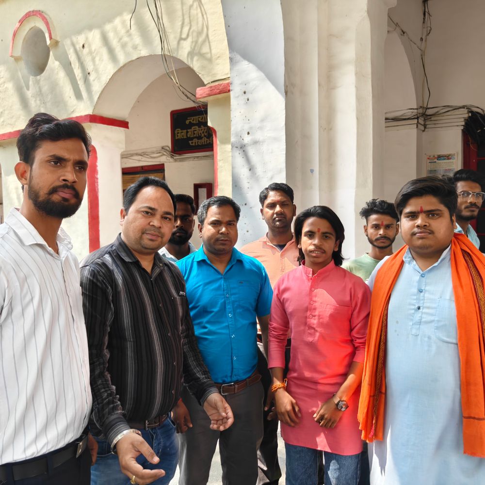 राष्ट्रीय हनुमान दल ने सिटी मजिस्ट्रेट को ज्ञापन सौंपा:पीलीभीत में चाय की दुकानों के नाम बदलने और श्रद्धालुओं की सुविधाओं की मांग