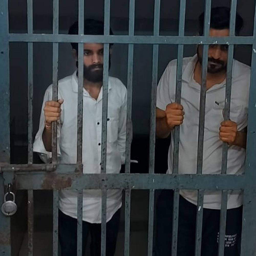 प्रयागराज में टिकट माफिया सक्रिय, दो गिरफ्तार:ATVM फैसिलिटेटर असली टिकट रिफंड कर नकली बेचते थे, GRP-RPF ने पकड़ा