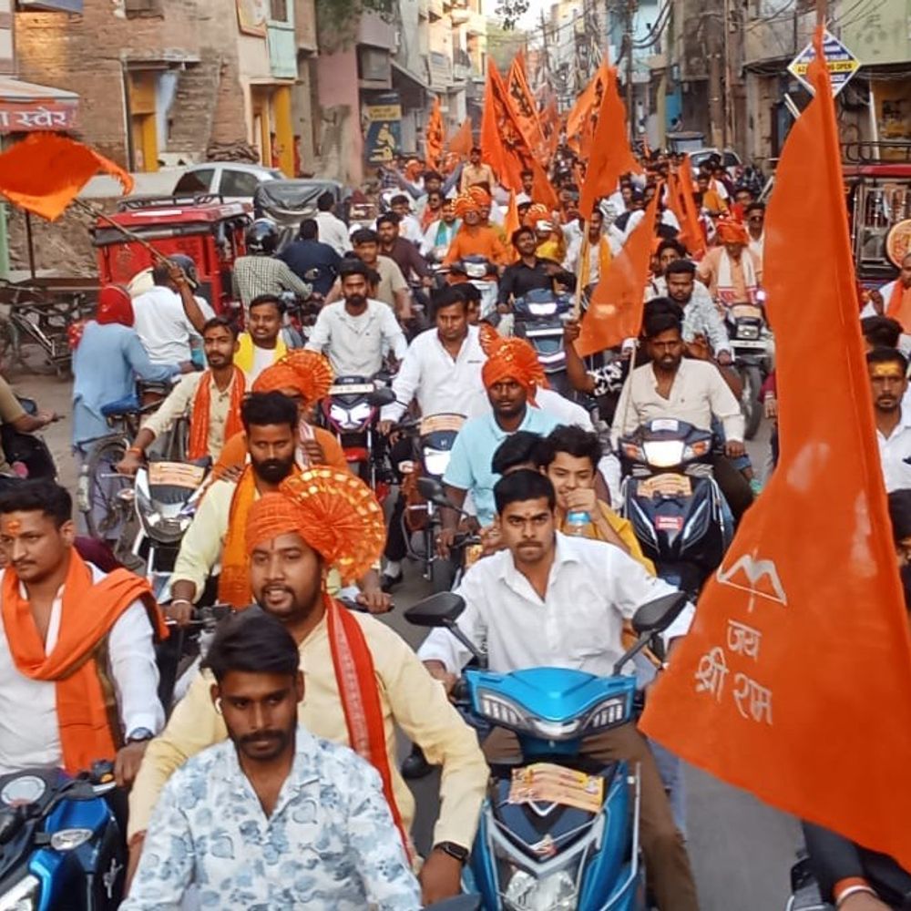 मिर्जापुर में रामनवमी से पहले निकली बाइक रैली:जय श्रीराम के नारों से गूंजा शहर, लोगों ने यात्रा का स्वागत किया