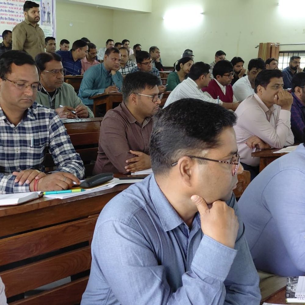 बिजनौर में डिजिटल जनगणना 2026-27: फील्ड ट्रेनर्स का प्रशिक्षण शुरू:ADM वान्या सिंह ने बिजनौर में दीप प्रज्वलित कर किया शुभारंभ