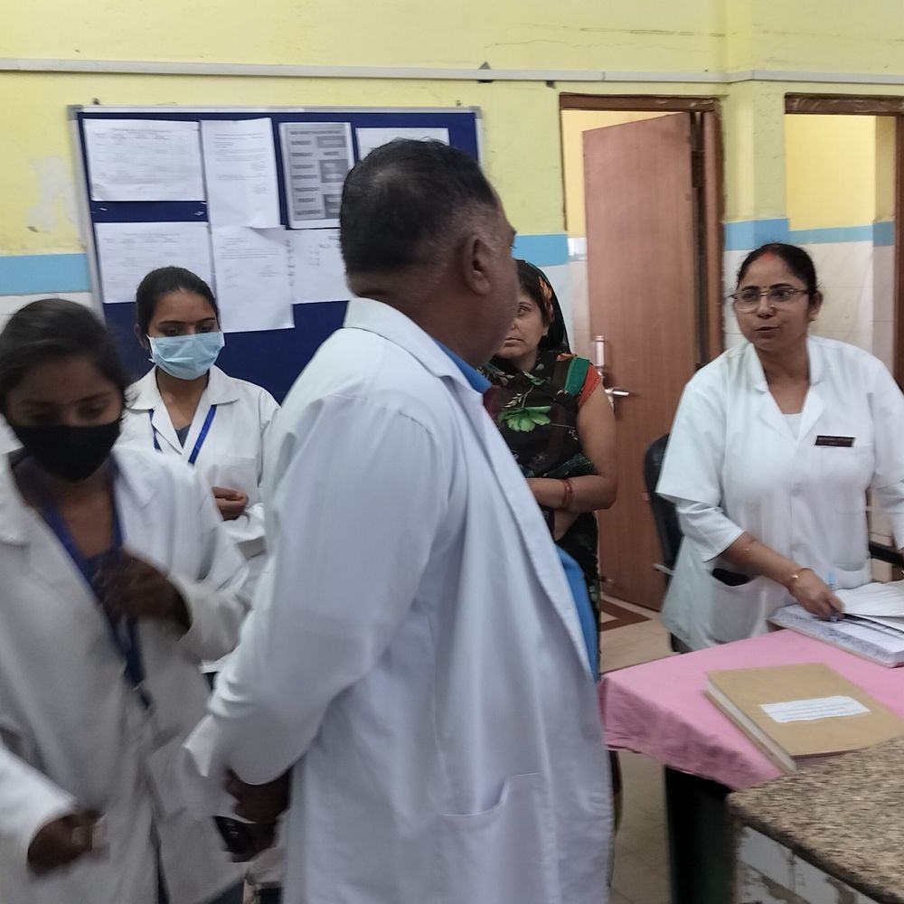 अयोध्या में मौसमी बीमारियों से बढ़ी मरीजों की भीड़:अस्पतालों में बढ़ा दबाव, ओपीडी 500 तक पहुंची