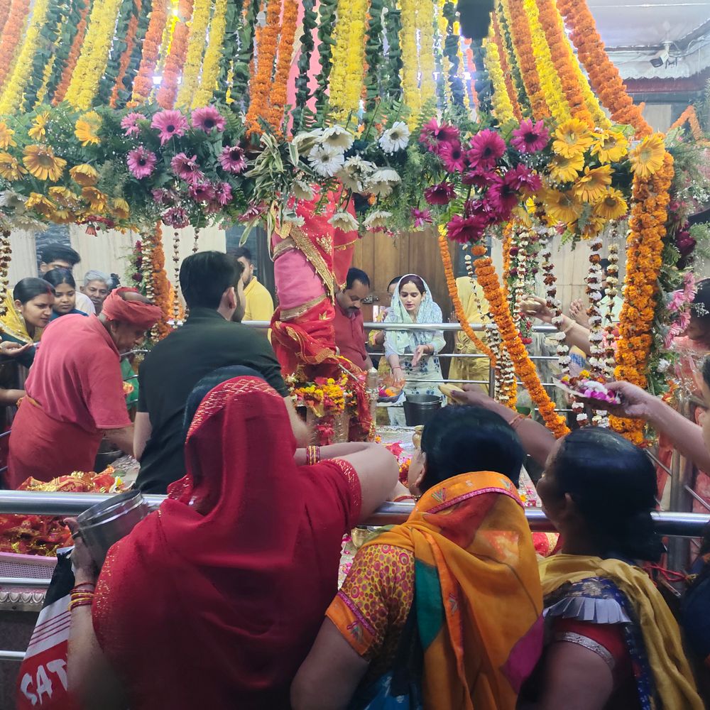 नवरात्रि षष्ठी पर आलोपशंकरी मंदिर में उमड़ा आस्था का सैलाब:माँ कात्यायनी के दर्शन को भोर से लगी भक्तों की लंबी कतारें