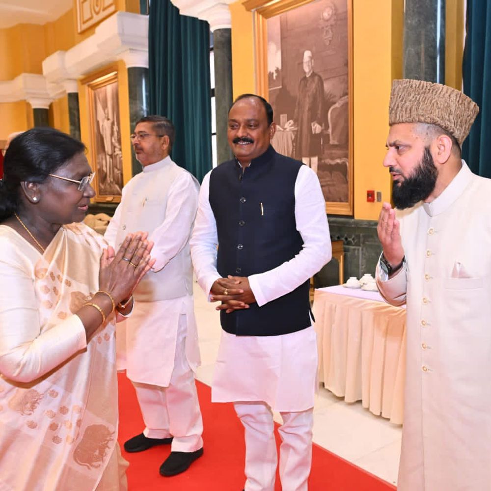 सांसद नदवी ने राष्ट्रपति मुर्मू से की मुलाकात:रामपुर के विकास, रोजगार, शिक्षा और स्वास्थ्य सुविधाओं की उठाई मांग