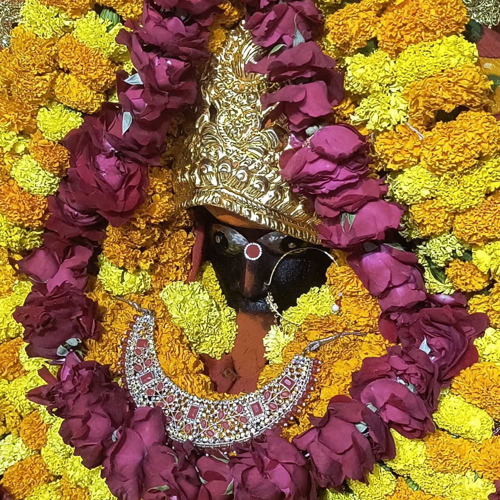 जौनपुर के चौकियां धाम में मां शीतला की विशेष पूजा:गुलाब, नीबू की माला से श्रृंगार; फल, बर्फी का भोग लगा