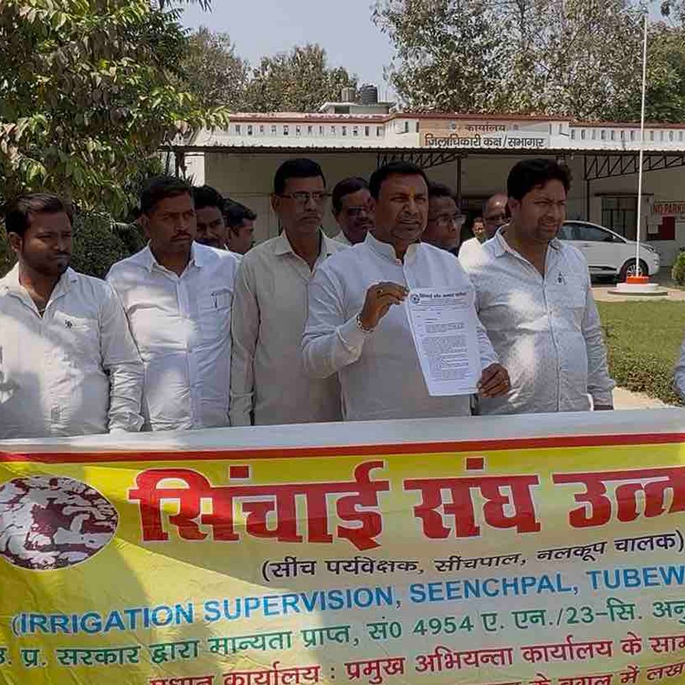 गोरखपुर में नलकूप कर्मचारियों की नहीं सुलझीं समस्याएं:DM को सौंपा ज्ञापन, बोले-किसानों पर भी पड़ रहा असर