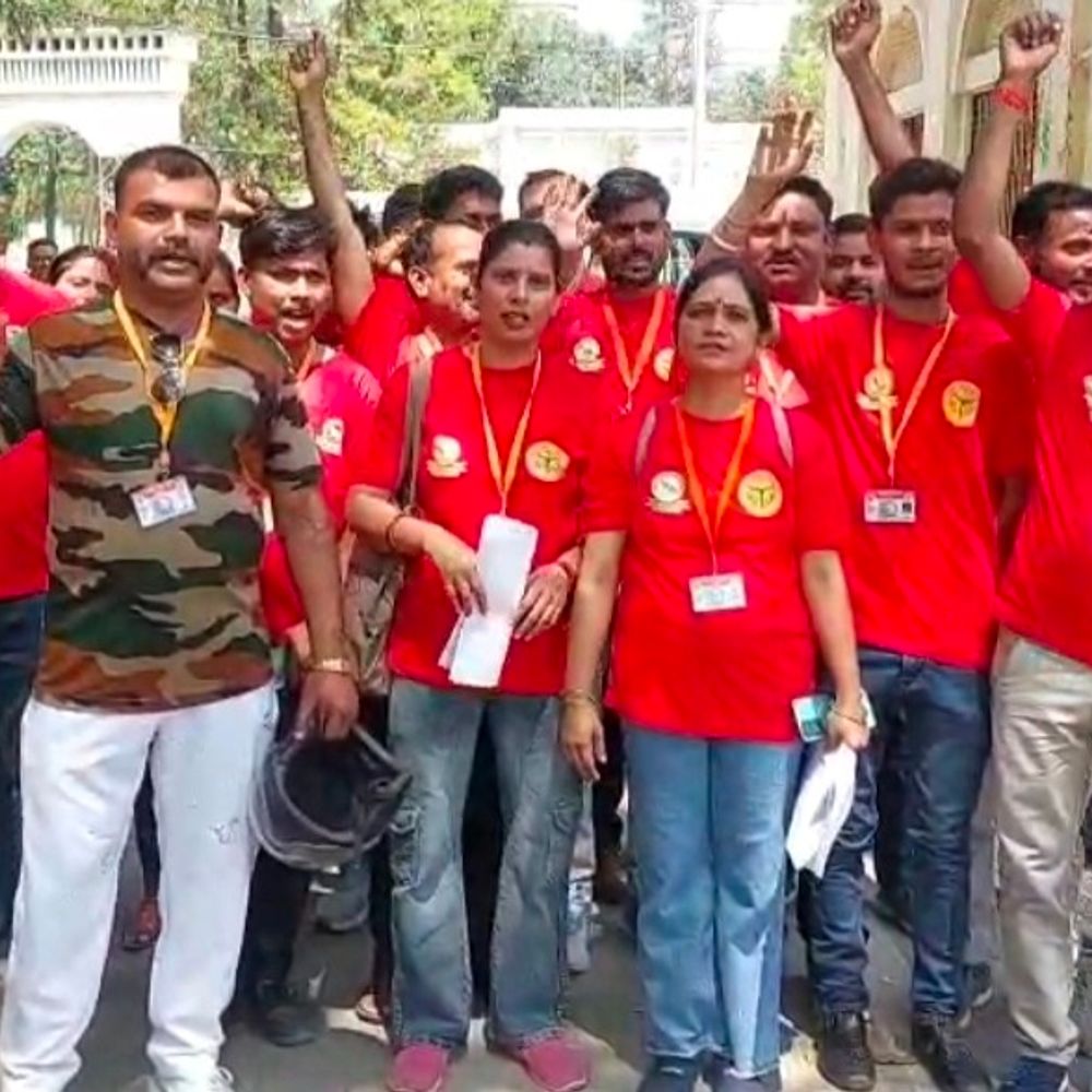 हरदोई में आपदा मित्रों ने कलेक्ट्रेट पहुंचकर ज्ञापन सौंपा:गृह मंत्रालय को संबोधित करते हुए रखीं अपनी 10 प्रमुख मांगें