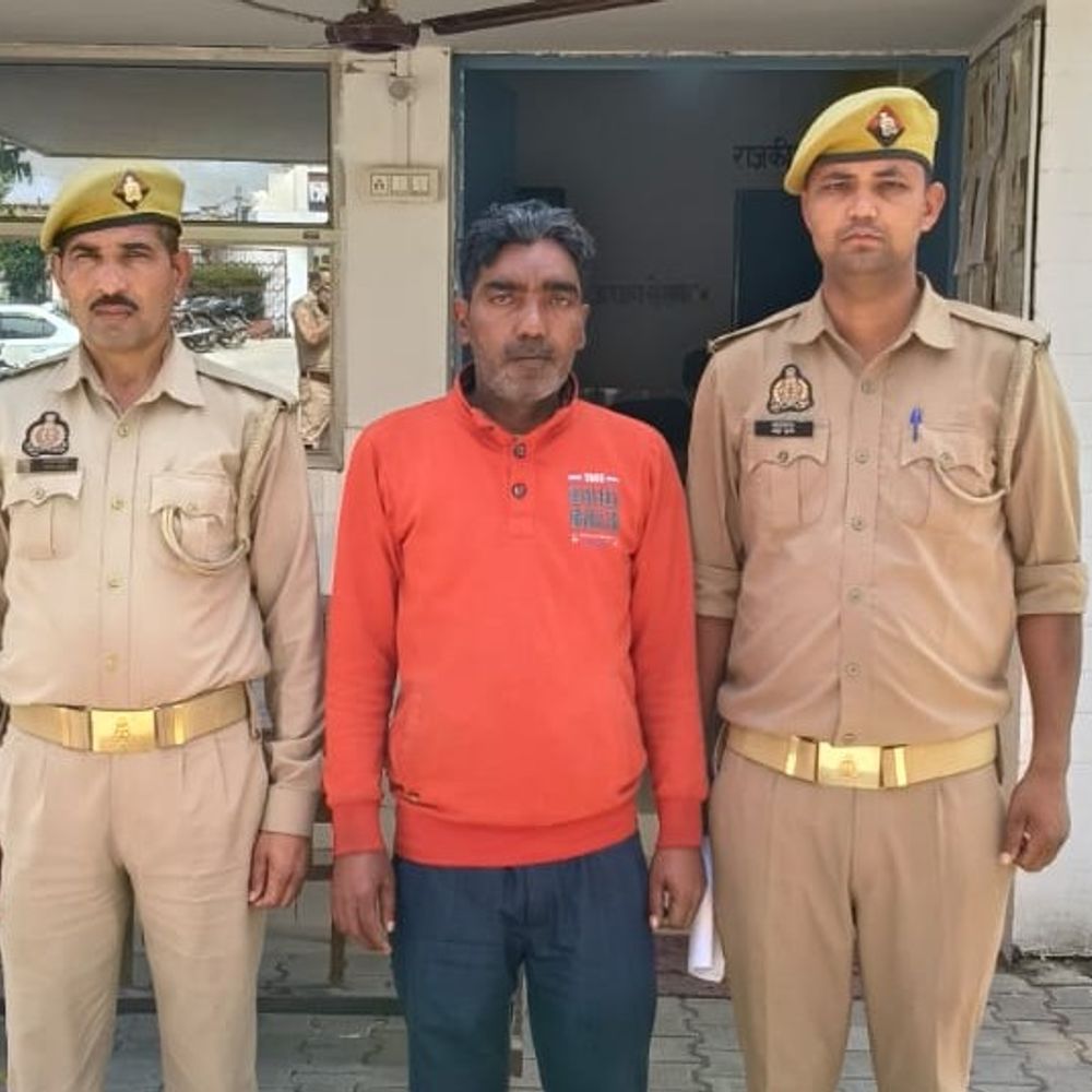 संभल पुलिस ने 15 हजार के इनामी को जेल भेजा:19 साल से फरार था, ईद मनाने घर आया तो पकड़ा गया