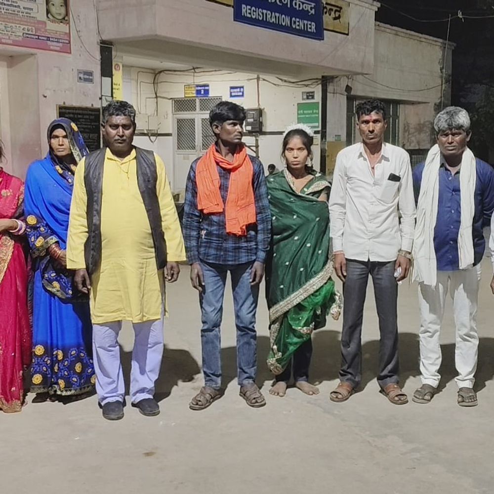 बहराइच में मिनी ट्रक ने बाइक को टक्कर मारी:एक की मौत, दो गंभीर घायल; शादी समारोह से लौट रहे थे