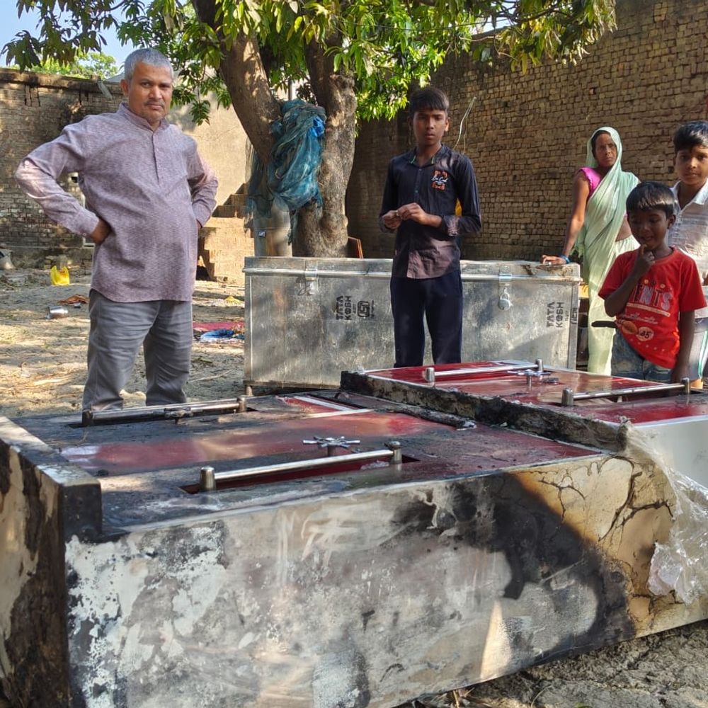 पटाखे से लगी आग, लाखों का सामान जला:गरीब परिवार की बेटी की शादी का सामान राख, 8 मई को आनी है बारात