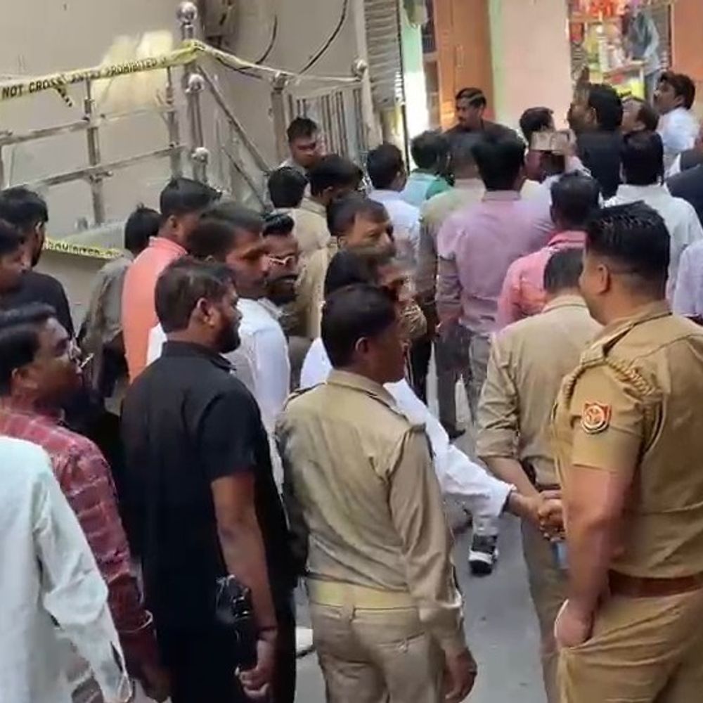 फर्रुखाबाद में सपा प्रतिनिधिमंडल ने विस्फोट मामले की ली जानकारी:दुकानदारों से की बातचीत, 17 मार्च को विस्फोट हुआ था