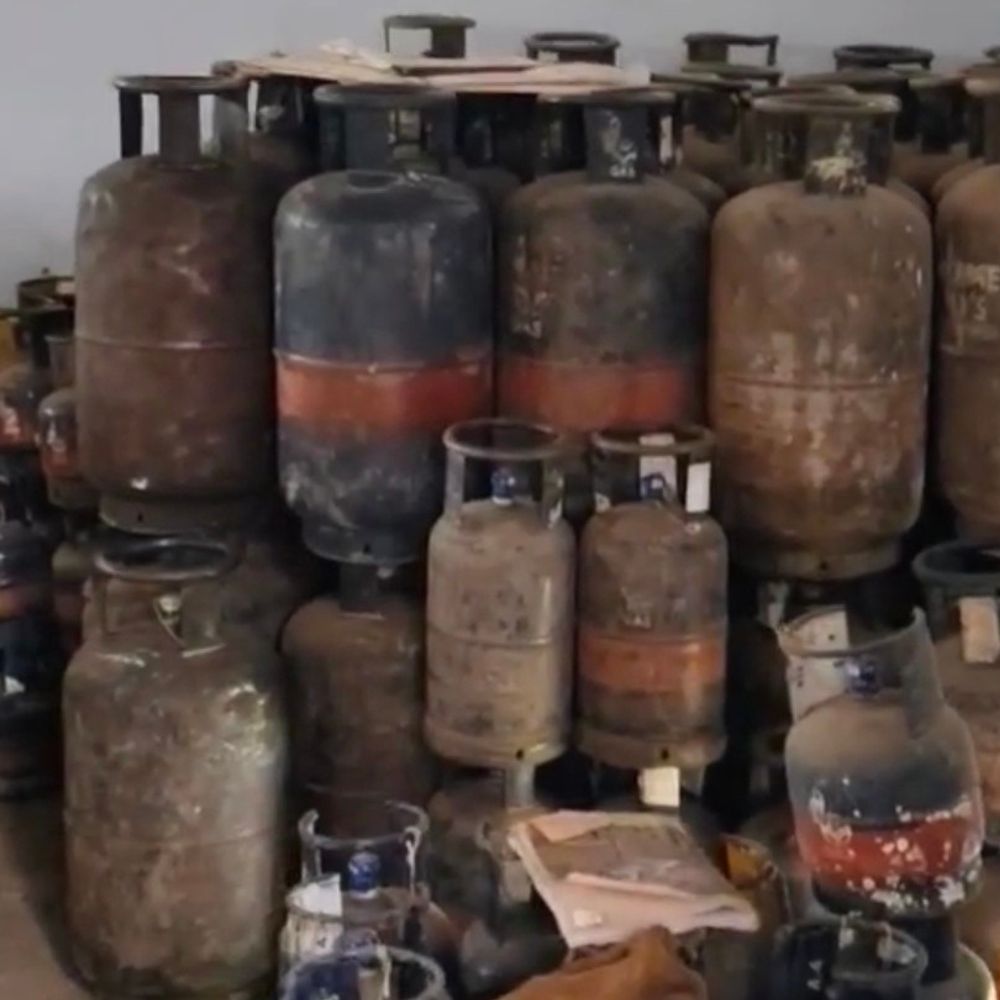 कमर्शियल एलपीजी सिलेंडर वितरण की नई गाइडलाइन:स्कूल-अस्पतालों को दिए जाएंगे 30% सिलेंडर, होटल-रेस्टोरेंट को 9%