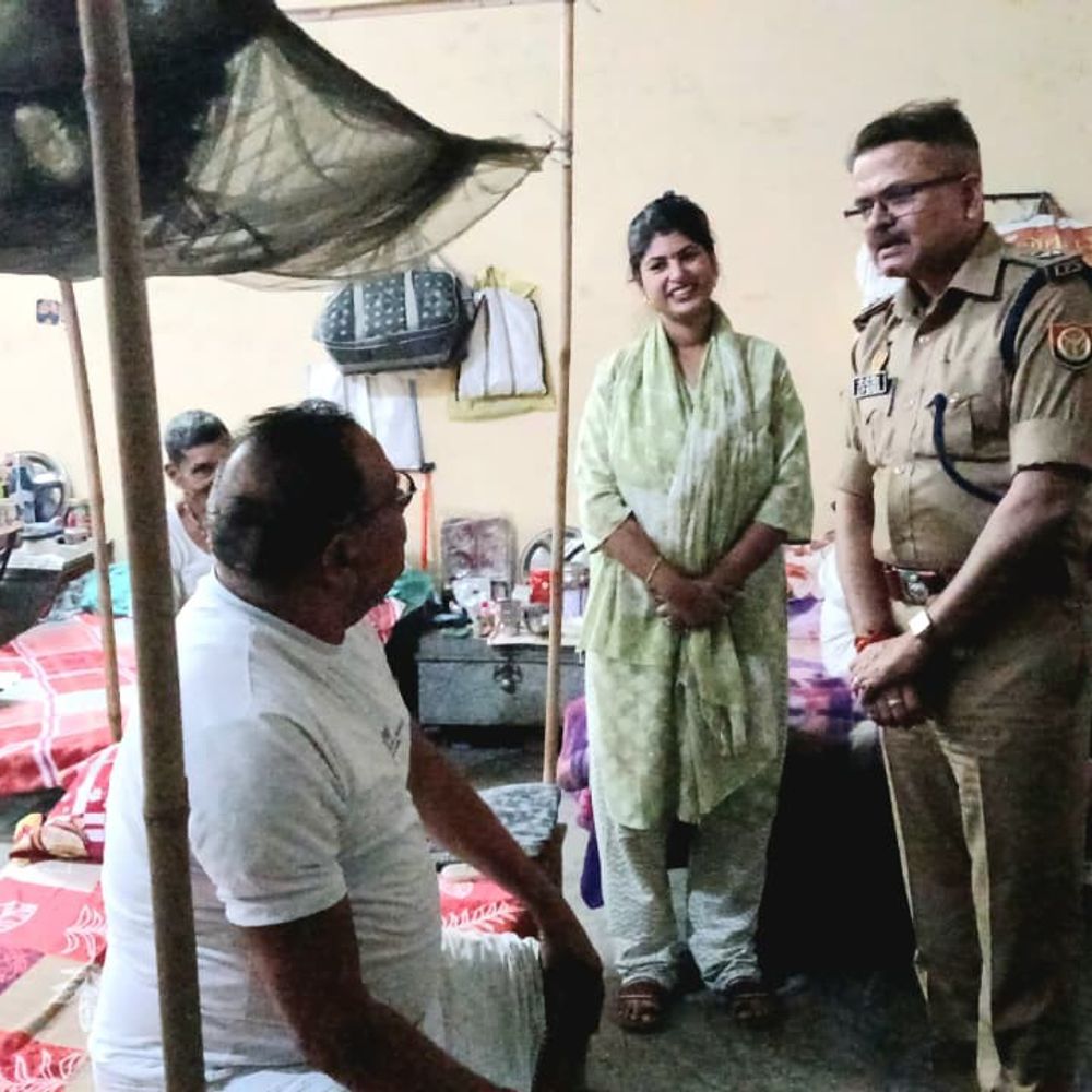 कासगंज एसपी ने वृद्धाश्रम में बांटी खाद्य सामग्री:नवरात्रि पर नगर भ्रमण के दौरान बुजुर्गों से की मुलाकात