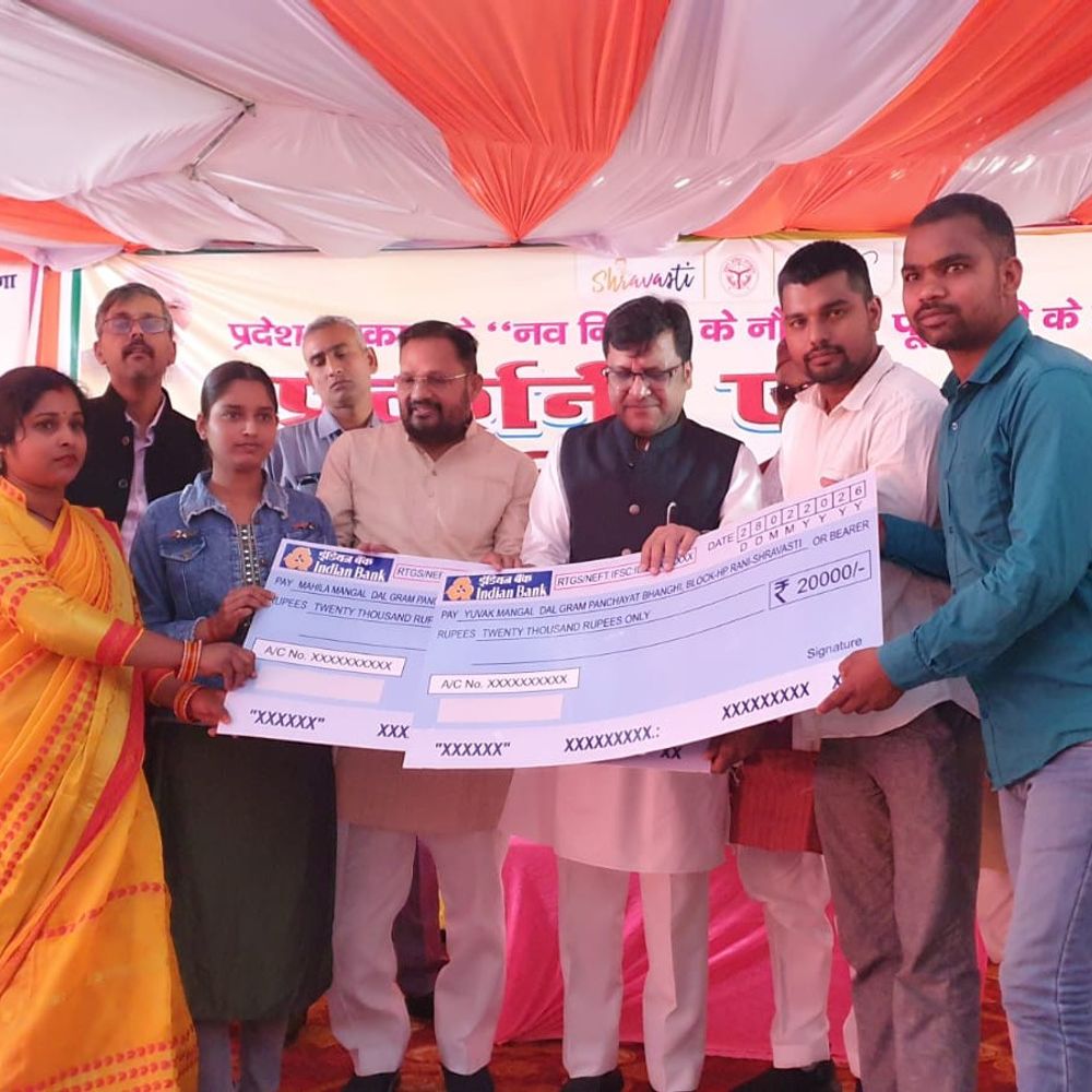 प्रभारी मंत्री बोले- उत्तर प्रदेश बन रहा उत्तम प्रदेश:श्रावस्ती में 'नव निर्माण के 9 वर्ष' पर प्रदर्शनी, लाभार्थियों को मिले लैपटॉप-टूलकिट