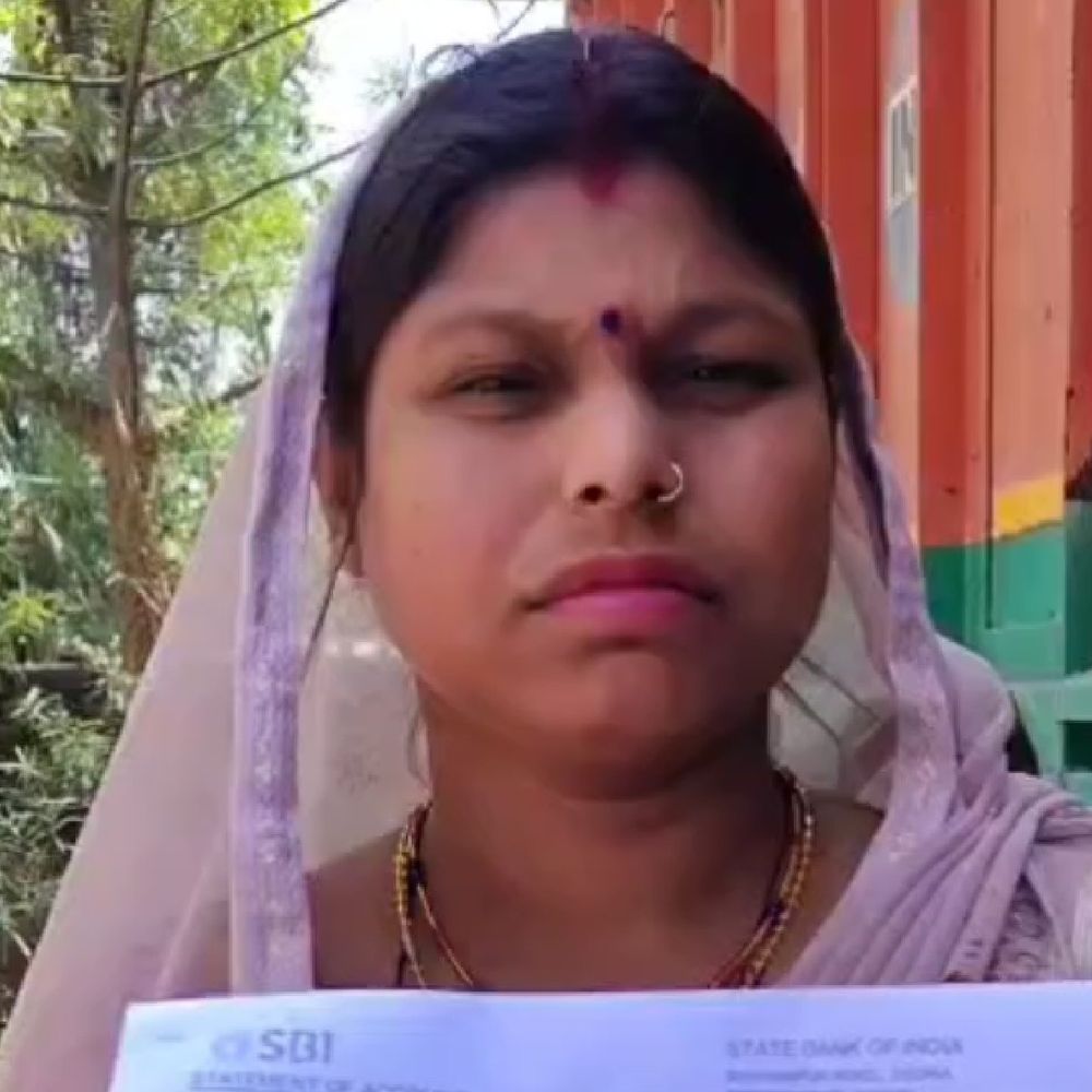 ग्राहक सेवा केंद्र पर लाखों की हेराफेरी का आरोप:देवरिया में महिला ने एसपी से शिकायत कर कार्रवाई की मांग की