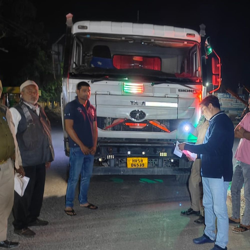 रामपुर में ओवरलोडिंग पर कार्रवाई, 10 वाहनों पर जुर्माना:जिलाधिकारी के निर्देश पर ₹1.74 लाख का चालान, अभियान जारी