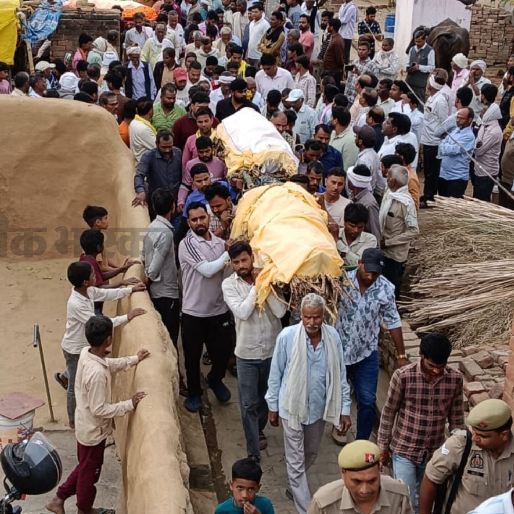 इटावा प्रभारी मंत्री और भाजपा नेताओं ने दी श्रद्धांजलि:आगरा में सड़क हादसे में हुई थी 5 की मौत, हर संभव मदद का दिया भरोसा