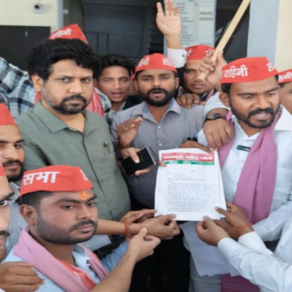 शाहजहांपुर में कांग्रेसियों ने मेयर से मांगा इस्तीफा:प्रतिमाएं हटाने पर नगर निगम का घेराव, प्रशासन को 24 घंटे का अल्टीमेटम