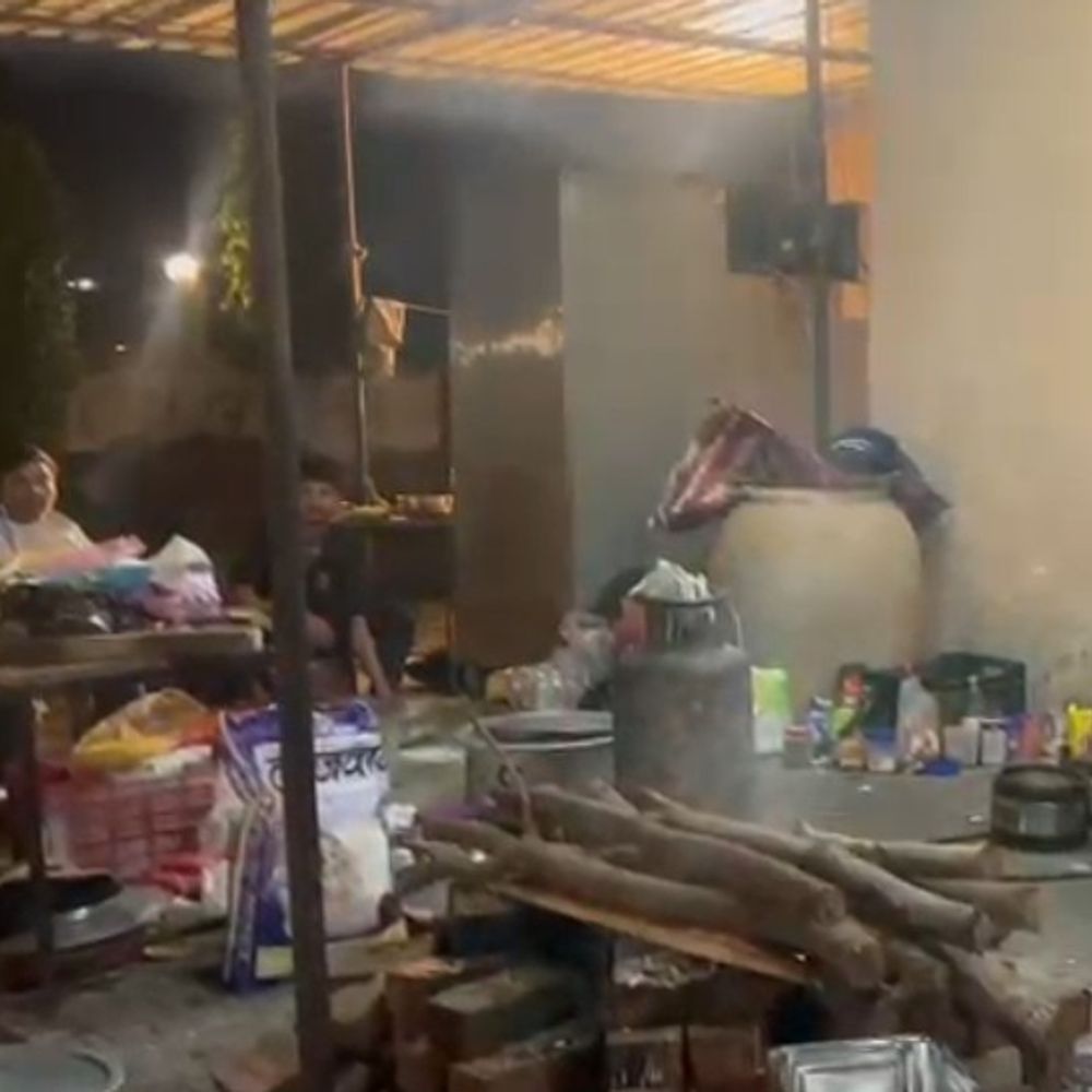 श्रावस्ती में समय से नहीं मिल पा रही कॉमर्शियल गैस:होटल प्लेटिनम में 12 दिन से लकड़ी के चूल्हे पर बन रहा खाना, बढ़ी समस्या