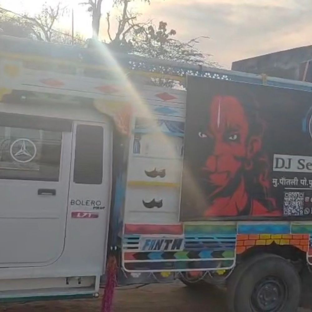 डूंगरपुर पुलिस का एक्शन, शादी में तलवार लहराना पड़ा भारी:तेज डीजे बजाने, यातायात बाधित करने पर गाड़ियां-डीजे जब्त; एक डिटेन